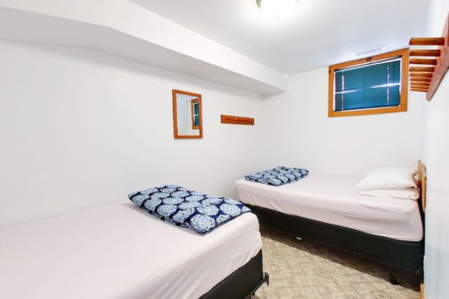 8 bedroom Chalet/Cottage with Hot Tub, Sauna, Ping Pong Table at Blue Mountain #13L 21