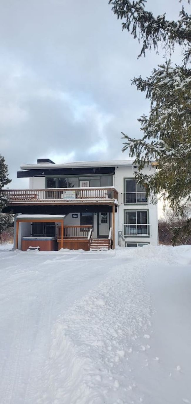 8 bedroom Stand Alone Chalet/Cottage with Hot Tub, sauna, Ping Pong Table at Blue Mountain #54 2