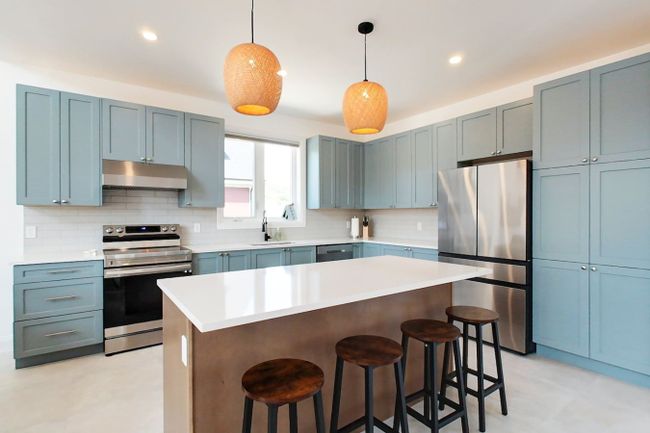 7 bdrm Blue Mountain Luxury Chalet/6.5 bath/Hot Tub 3