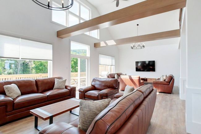 Featured Property 7 bdrm Blue Mountain Luxury Chalet/6.5 bath/Hot Tub