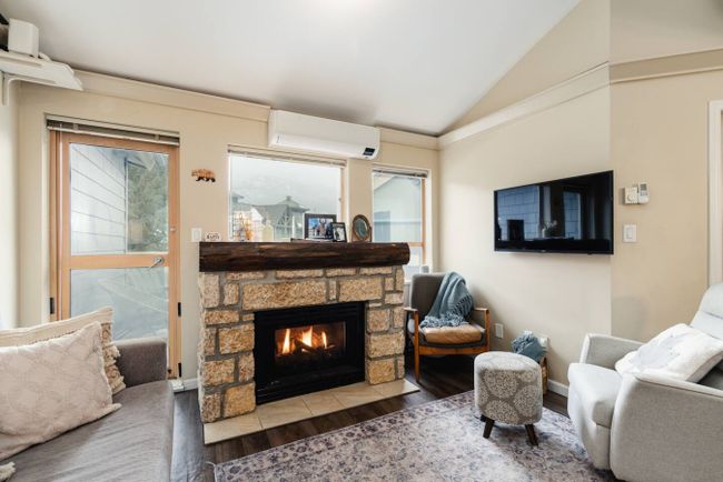 Heart of the Village - Luxury 1 Bedroom + loft 8