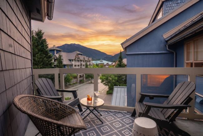 Heart of the Village - Luxury 1 Bedroom + loft