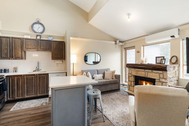 Heart of the Village - Luxury 1 Bedroom + loft 2