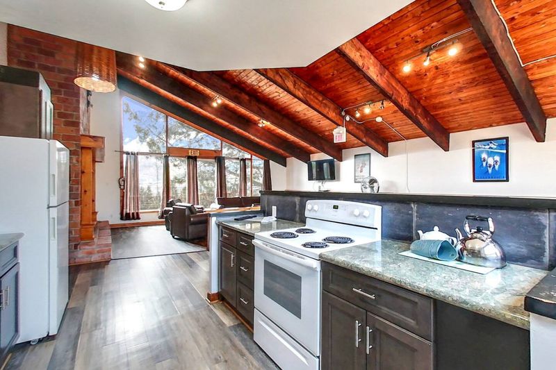 8 bedroom Chalet/Cottage with Hot Tub, Sauna, Ping Pong Table at Blue Mountain #13L Photo